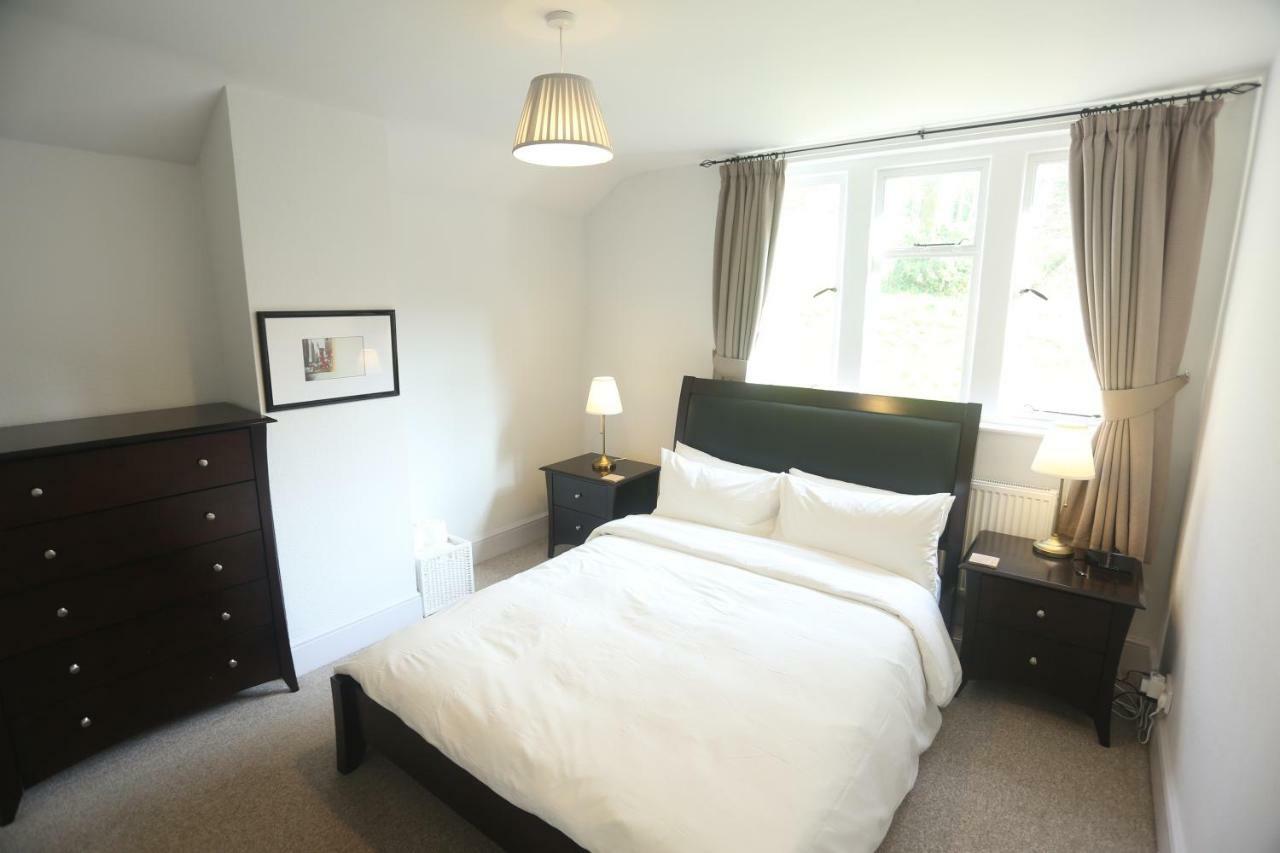 Entire Victorian Lodge In A Privately Gated Estate With Secure Parking For Two Cars And A Newly Refurbished Bathroom 외부 사진